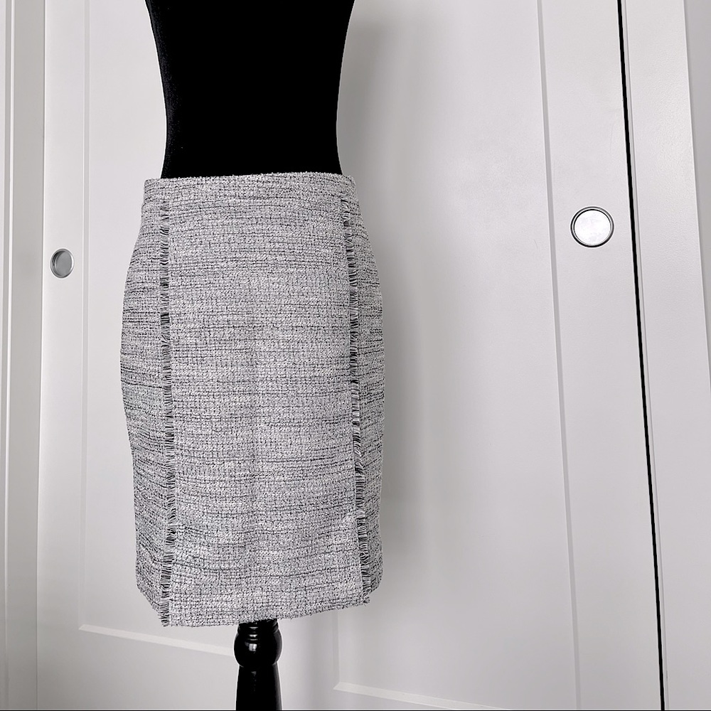 6𝒇𝒐𝒓$50 Tweed gray pencil skirt fits small